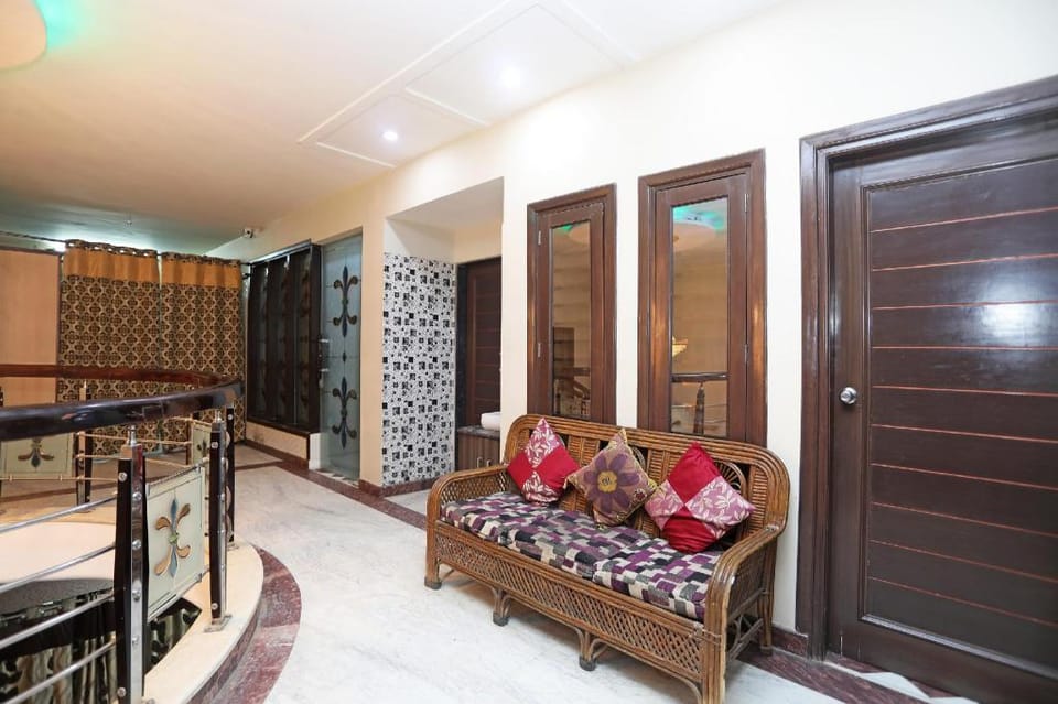 Hotel O Taj East Gate Metro Station Formerly Queen Palace Hotel in Agra