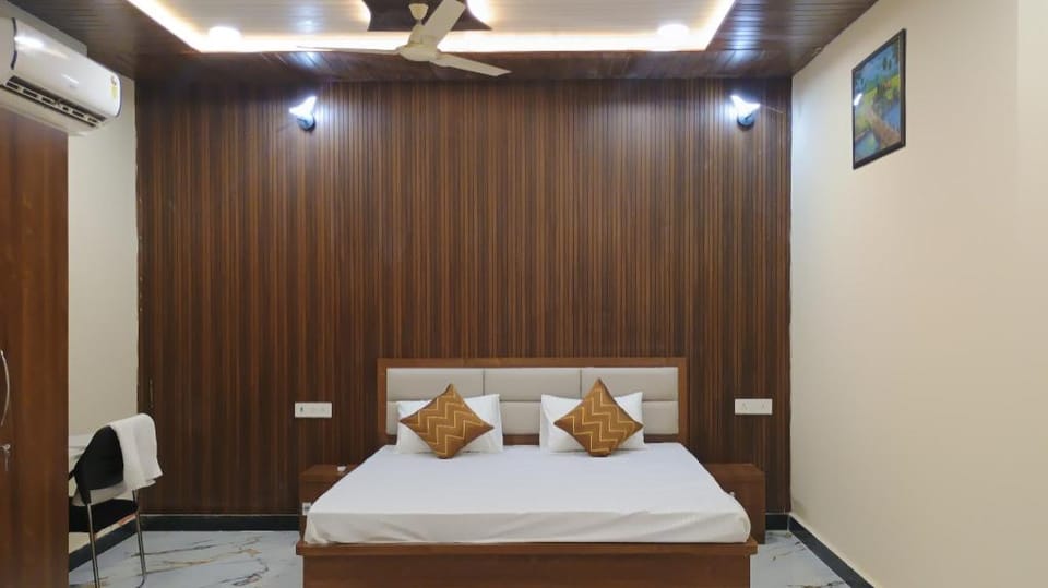 S R Guest House Hotel in Uttar Pradesh