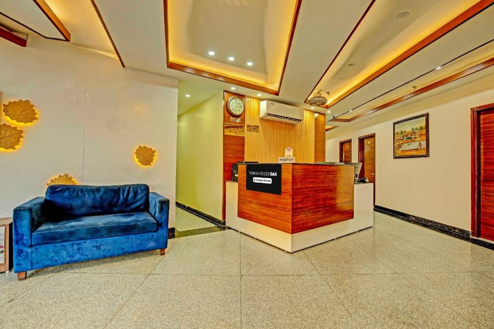 Townhouse Oak Eastern View Railway Junction Hotel in Punjab, India
