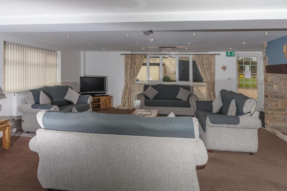 Whitton Lodge sleeps 26 Hotel in North East Derbyshire District