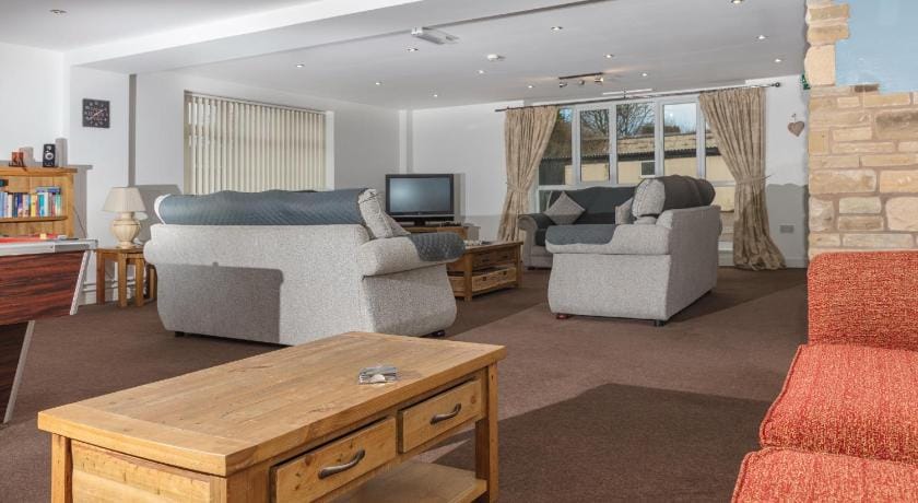 Whitton Lodge sleeps 26 Hotel in North East Derbyshire District