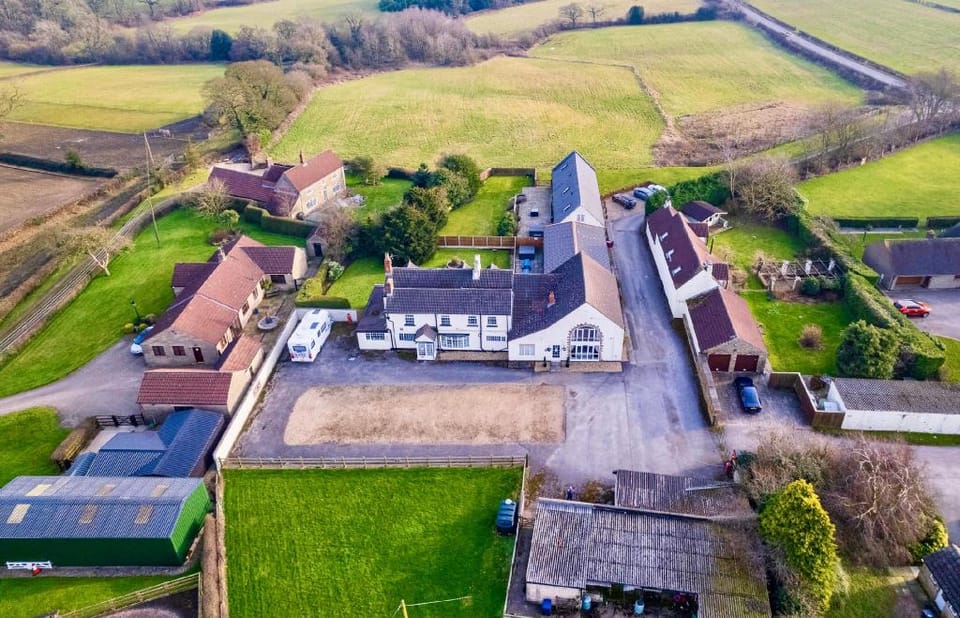 Whitton Lodge sleeps 26 Hotel in North East Derbyshire District