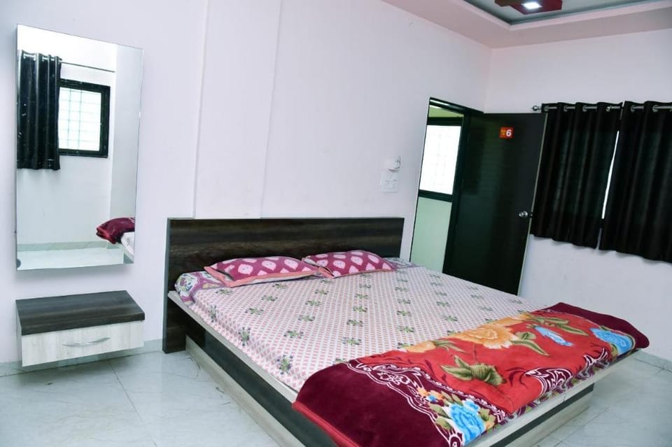 Trimurti Lodge Hotel in Maharashtra