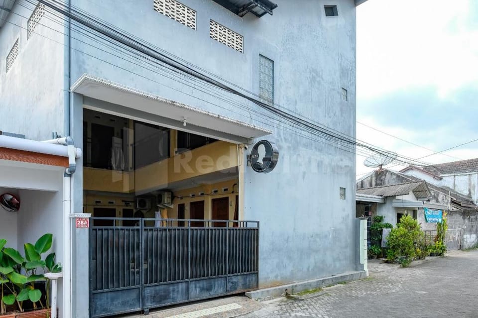 Mas Klimis Guesthouse Pakuwon Mall Mitra RedDoorz Hotel in Special Region of Yogyakarta