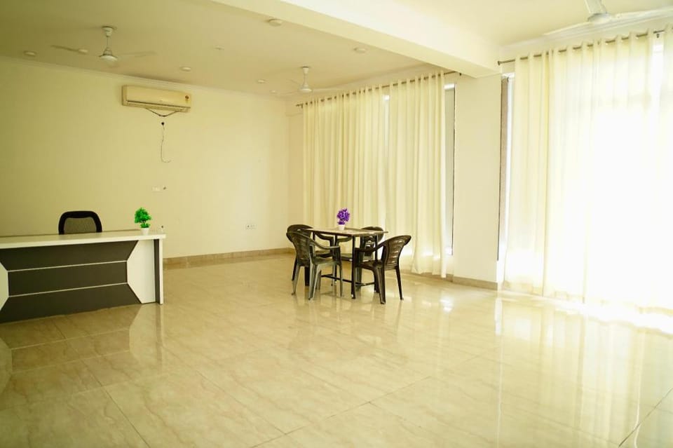Hotel Red Brick Hotel in Noida