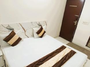 Surya Inn @5 Minutes walk in Nizamuddin Railway St Apartment in New Delhi