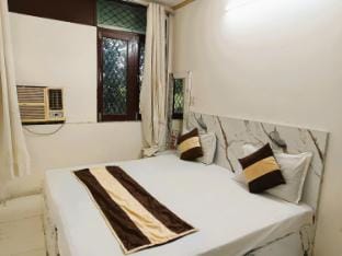 Surya Inn @5 Minutes walk in Nizamuddin Railway St Apartment in New Delhi