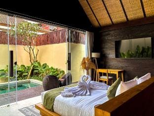 Honeymoon Hideaway w/Private Jacuzzi Pool in Kuta Villa in Kuta