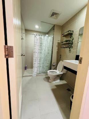 Staycation in Venice Tower mckinley with balcony Vacation rental in Makati