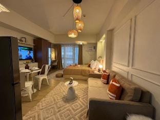 Staycation in Venice Tower mckinley with balcony Vacation rental in Makati