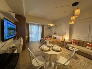 Staycation in Venice Tower mckinley with balcony Vacation rental in Makati