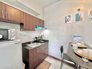 Cozy Minimalist in Venice near Makati and BGC Apartment in Makati