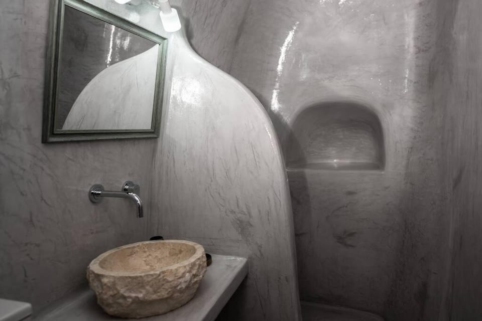 Vivid Caves 1 Bedroom Cavehouse Apartment in Santorini