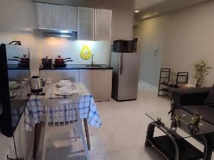 Free pool access w/ balcony along MOA BS651 Apartment in Pasay