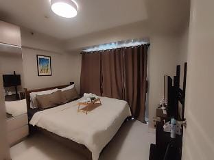 Free Pool Access around Mall Of Asia (BP952) Apartment in Pasay