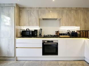 4BRD Luxury House RG2 - Free Parking Vacation rental in Reading