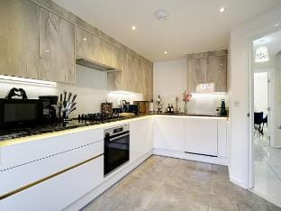 4BRD Luxury House RG2 - Free Parking Vacation rental in Reading