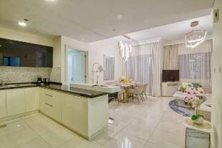 Luxurious 2BDR in Downtown-2mins from Dubai Mall Vacation rental in Dubai