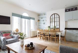 Sunny Roof Terrace Barons Court Sleeps 4-6 Vacation rental in City of Westminster