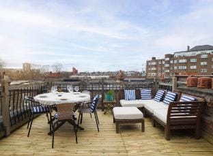 Sunny Roof Terrace Barons Court Sleeps 4-6 Vacation rental in City of Westminster