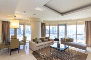 Luxurious Apartment, 2-min From The Burj Khalifa Vacation rental in Dubai