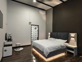 Private Premium King Bedroom in Bakri Homestay  Vacation rental in Johor