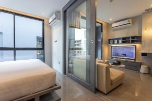 *Top Floor 1BR w Lots Of Pools Walk To Beach C141 Vacation rental in Kamala