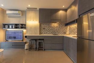 *Top Floor 1BR w Lots Of Pools Walk To Beach C141 Vacation rental in Kamala