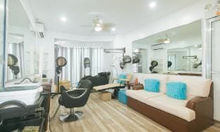 RedDoorz Premium @ Casa LenidaRose Apartment in Angeles