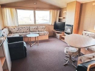 Beachside Caravan Retreat in Lowestoft – Sleeps 6 Vacation rental in Lowestoft