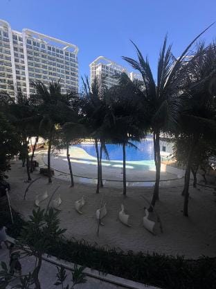 Deluxe Unit with Man Made Beach Pool - Azure Vacation rental in Paranaque
