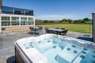 Hopkins Retreat Farm - 5 Bedroom House - Swansea Country House in Wales