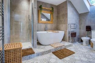 Hopkins Retreat Farm - 5 Bedroom House - Swansea Country House in Wales