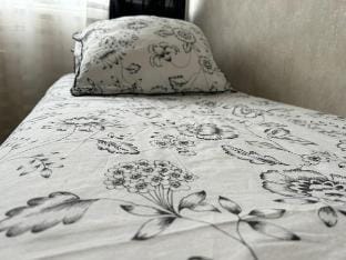 Water-Lily Room:Air condition., Wi-Fi, garden-pool Vacation rental in Vaulx-en-Velin