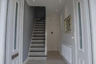 Luxurious 3-Bed Home In E6 Apartment in London