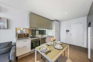 Perfectly Located 2BR Apartment by Southern Cross Vacation rental in Melbourne