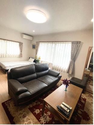 v豪宅洋室-云 駅から3分ゆったりとしたハウスです。寝室はリビングのある洋室デラックス Vacation rental in Yokohama