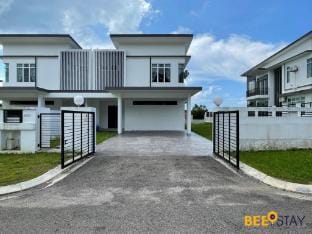 Desaru Arcadia Villa No.06 for 14PAX w Pool Table Vacation rental in Johor
