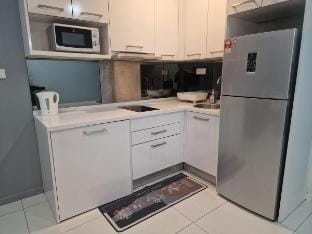 Studio KlCC 8 min walk @Free Netflix*WiFi  by ATIQ Vacation rental in Federal Territory of Kuala Lumpur
