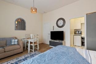 Tenby Studio Apartment - Stroll to Beach and Town Apartment in Wales