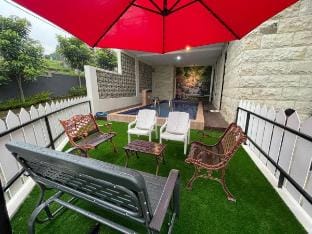 4 Bedrooms, Mega Kusuma Villa (MKV), GKH Vacation rental in Batu