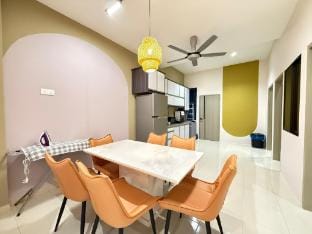 DeMUJI5 14PAX 4BR NearTC, PS4, PoolTable, Netflix Vacation rental in Pahang, Malaysia