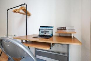 Chelsea Apartment #3 - City Centre - Free Parking Apartment in Aylesbury Vale