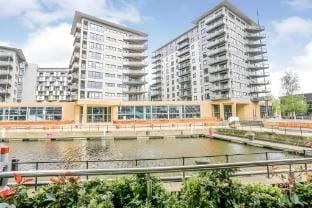 Central Leeds Dock Apt& Free Secure Parking!  Apartment in Leeds