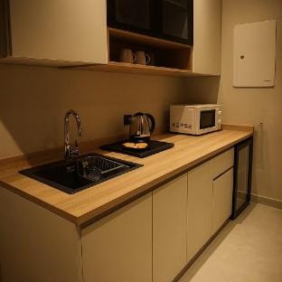 Spacious 2BR Suite with Outdoor Balcony | Lounge & Vacation rental in Al Madinah Province