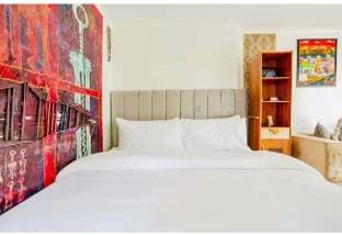 Colourful room-Caline VIP Mews Vacation rental in Cape Town