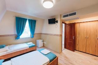 Dobay Room 3 w/2beds by NW Vacation rental in Budapest