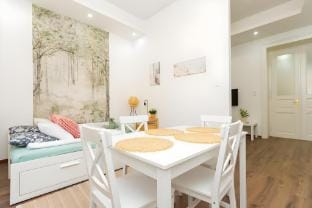 Mediterranean Hideaway w 2 BR 2 lvngrm & AC by NW Vacation rental in Budapest