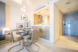Luxurious 1BR w/Pool, Sauna & Gym Near BurjKhalifa Apartment in Dubai