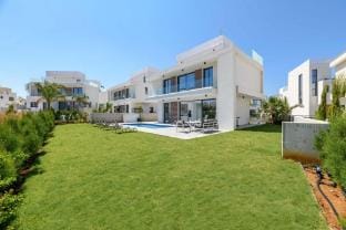 By The Beach - White Coral Villa Villa in Paralimni